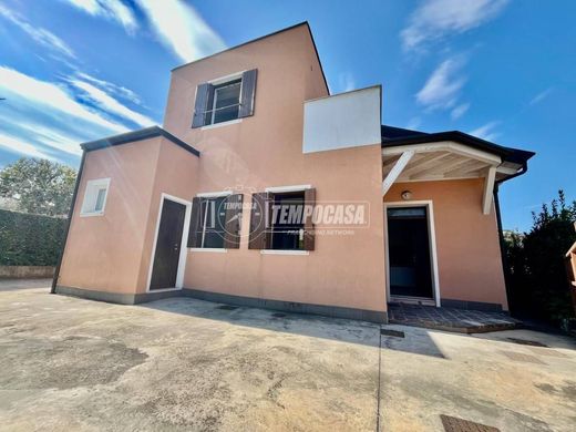 Villa a Peschiera del Garda, Verona