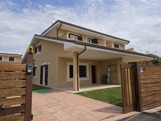 Villa in Ladispoli, Rome