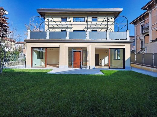 Apartment / Etagenwohnung in Brescia, Provincia di Brescia