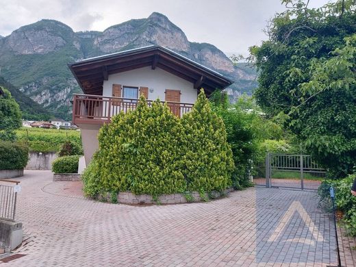 Villa a Roverè della Luna, Trento