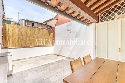 Apartment / Etagenwohnung in Pietrasanta, Provincia di Lucca