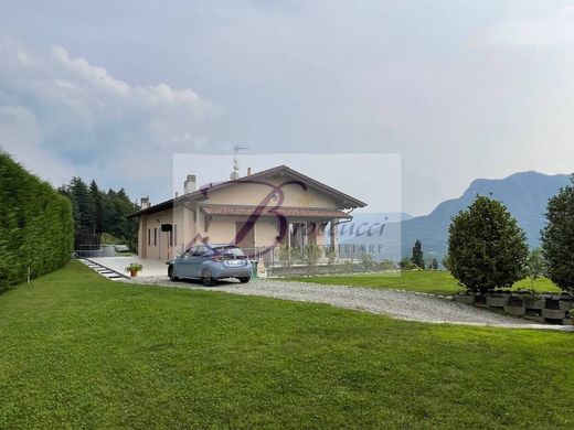 Villa in Montegrino Valtravaglia, Provincia di Varese