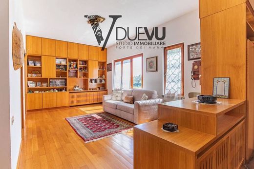 Villa a Seravezza, Lucca