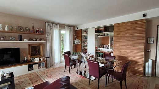 Apartment / Etagenwohnung in Prato, Provincia di Prato