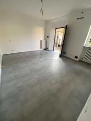 Apartment / Etagenwohnung in Canegrate, Mailand