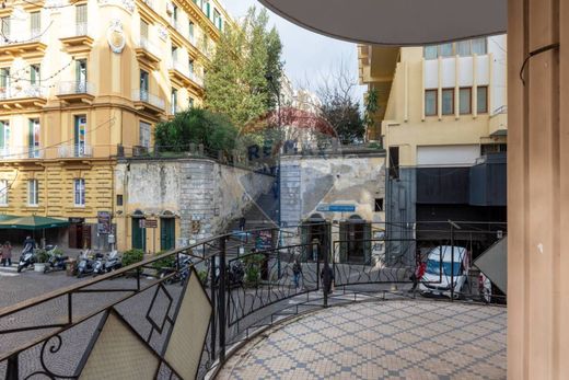 Apartment / Etagenwohnung in Neapel, Kampanien