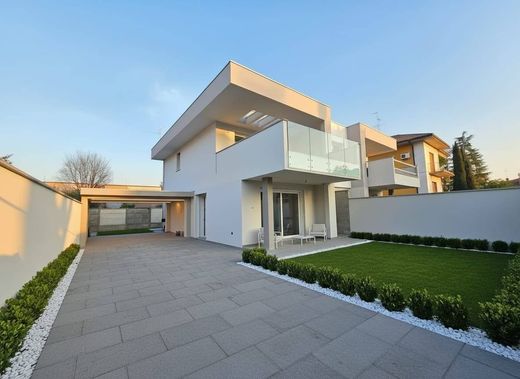 Villa in Legnano, Milan