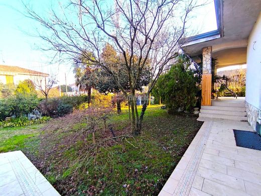 Villa in Mediglia, Città metropolitana di Milano