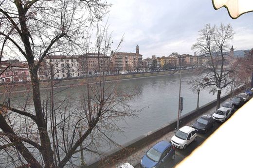 Apartment / Etagenwohnung in Verona, Provincia di Verona