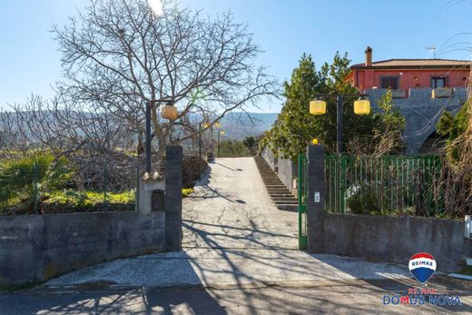 Villa Castiglione di Sicilia, Catania ilçesinde