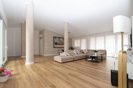 Penthouse in Bollate, Città metropolitana di Milano