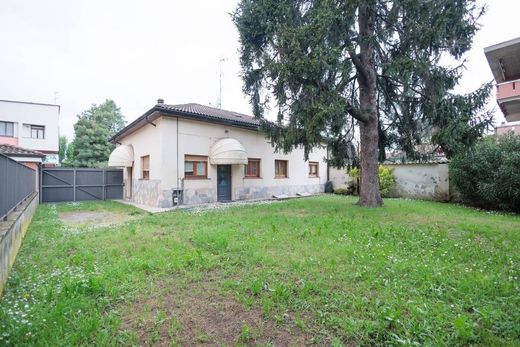 Villa a Cornaredo, Milano