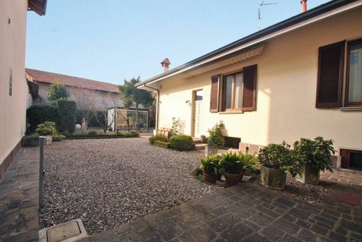 Villa in Vittuone, Milan
