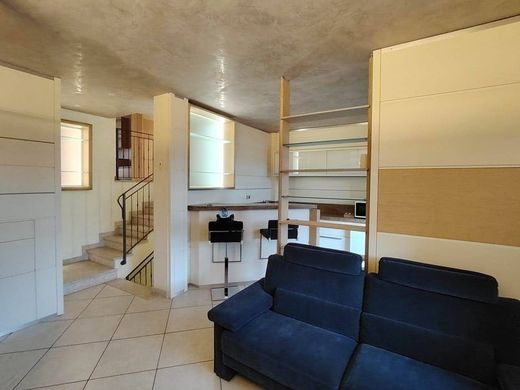 Apartment / Etagenwohnung in Calenzano, Florenz