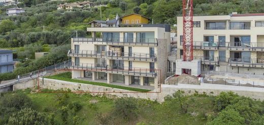 Apartment / Etagenwohnung in Torri del Benaco, Provincia di Verona