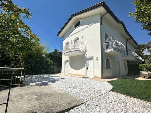 Villa Forte dei Marmi, Lucca ilçesinde