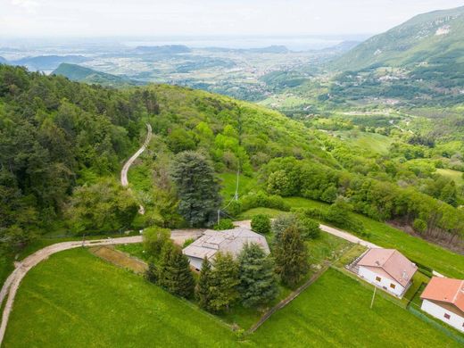 Villa in Caprino Veronese, Provincia di Verona