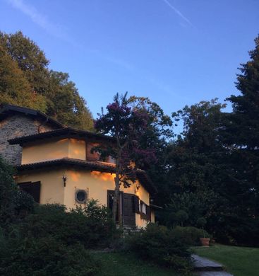 Villa in Montegrino Valtravaglia, Provincia di Varese