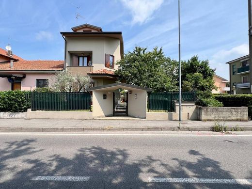 Villa in Brugherio, Province of Monza and Brianza