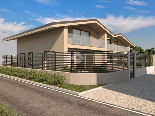 Ciriè, Torinoのヴィラ