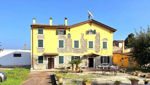 郊区住宅  Valeggio sul Mincio, 维罗纳省