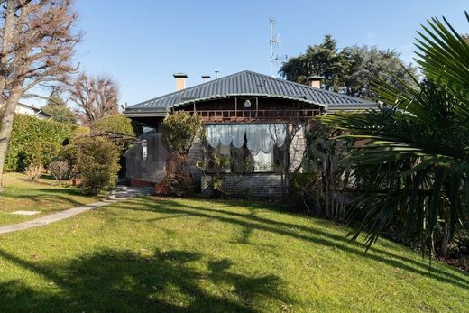 Villa in Gallarate, Provincia di Varese