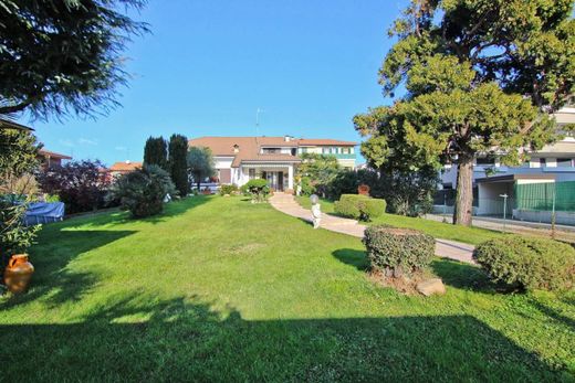 Villa en Ceriano Laghetto, Provincia di Monza e della Brianza