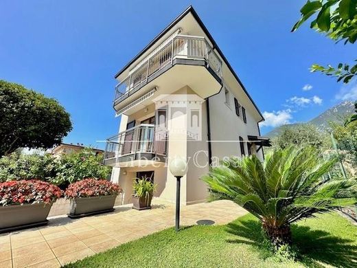 Villa Toscolano Maderno, Brescia ilçesinde