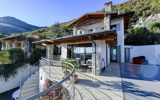 Villa en Villanuova sul Clisi, Provincia di Brescia