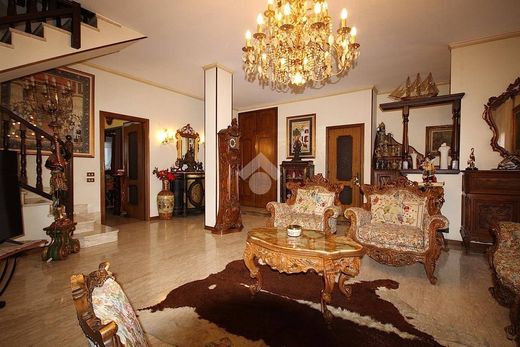 Sıralı evler Alba, Cuneo ilçesinde