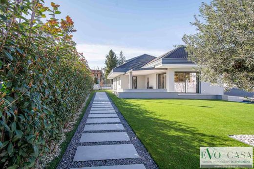 Villa a Castano Primo, Milano