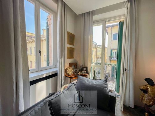 Apartment / Etagenwohnung in Verona, Provincia di Verona