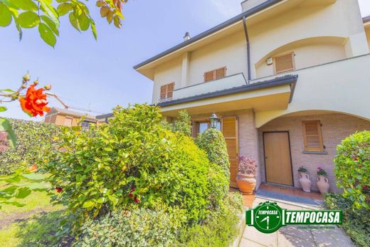 Villa in Biassono, Provincia di Monza e della Brianza