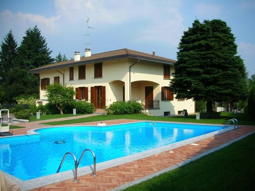 Villa in Vergiate, Provincia di Varese