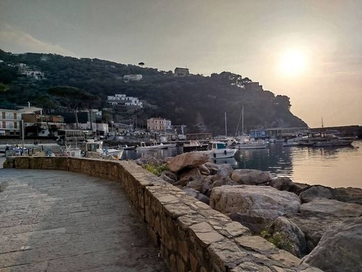 Daire Massa Lubrense, Napoli ilçesinde