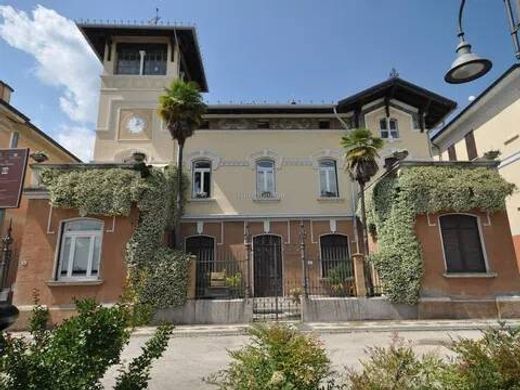 Appartamento a Angera, Varese