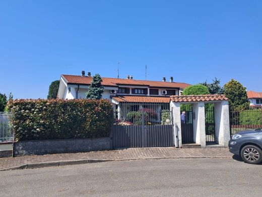 Villa in Cisliano, Milan