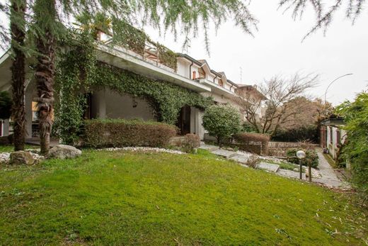 Villa en Trezzano sul Naviglio, Milán