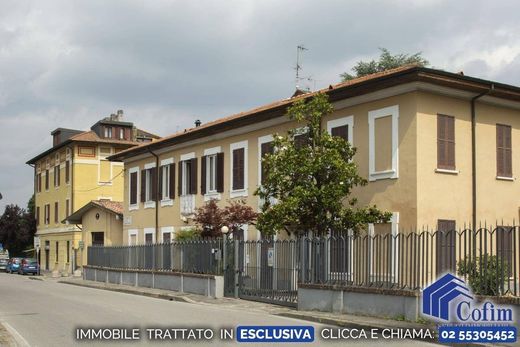 Villa a Peschiera Borromeo, Milano