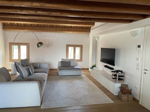 Penthouse Padova, Padova ilçesinde