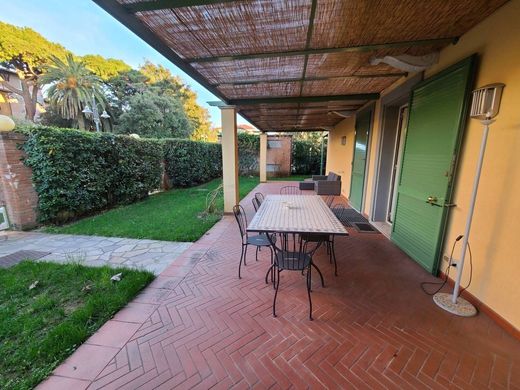 Apartment / Etagenwohnung in Pietrasanta, Provincia di Lucca