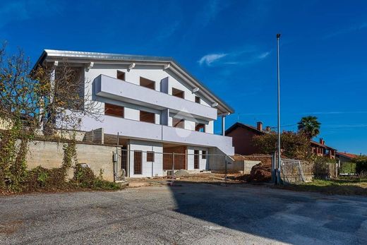 빌라 / Druento, Torino