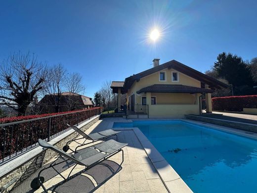 Villa in Nebbiuno, Provincia di Novara