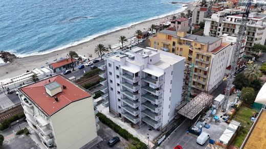 Apartment / Etagenwohnung in Pietra Ligure, Provincia di Savona