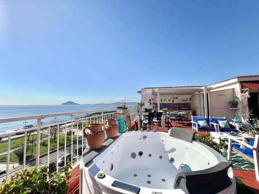 Pozzuoli, Napoliのアパートメント