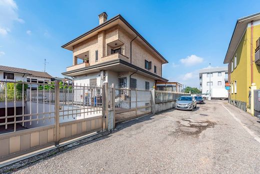 Luxury home in Lainate, Milan