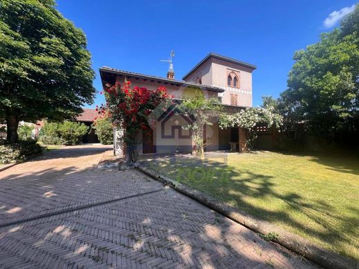 Villa a Bassano Bresciano, Brescia