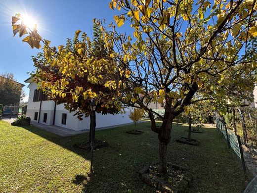 Villa a Cernusco sul Naviglio, Milano