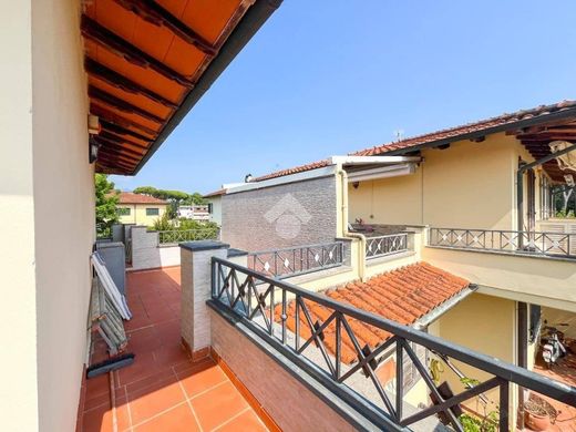 Villetta a Schiera a Montignoso, Massa-Carrara