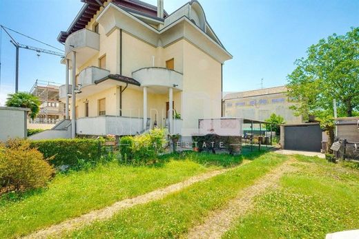 Villa en Cesano Maderno, Provincia di Monza e della Brianza